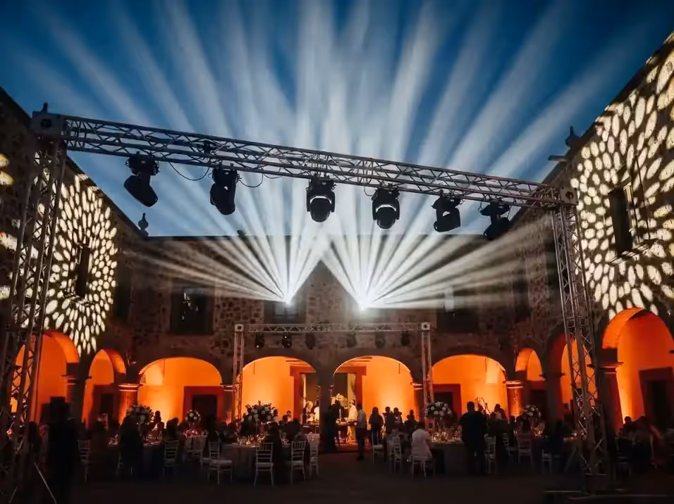 Show de haces de luz operado profesionalmente en evento nocturno