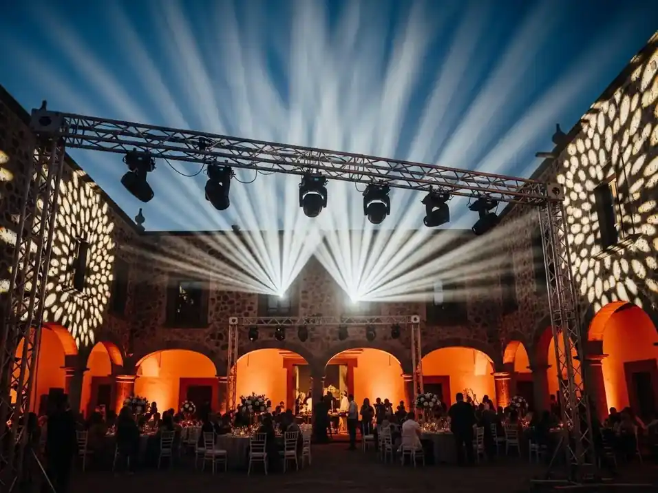 Show aereo con beams en hacienda nocturna