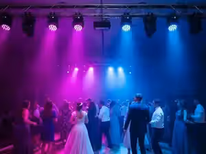Cabezas móviles iluminando pista de baile en boda con tonos azul y rosa