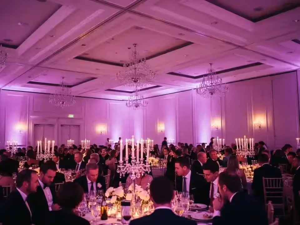 Evento elegante con wash magenta y candelabros