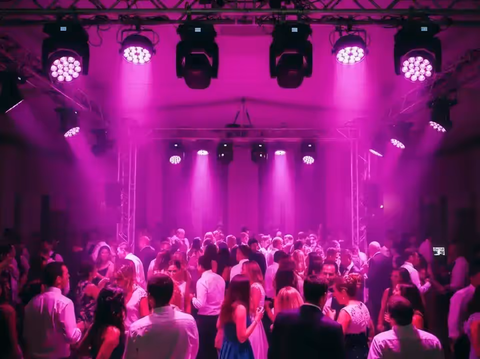 Pista de baile de evento iluminada en magenta