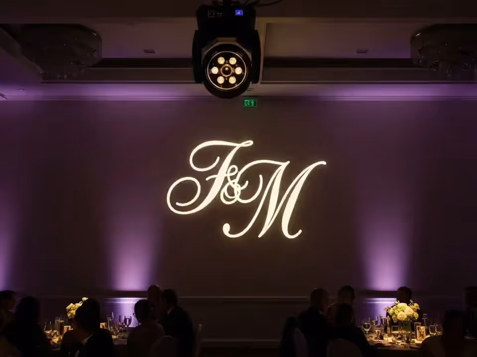 Iniciales de los novios proyectadas en morado