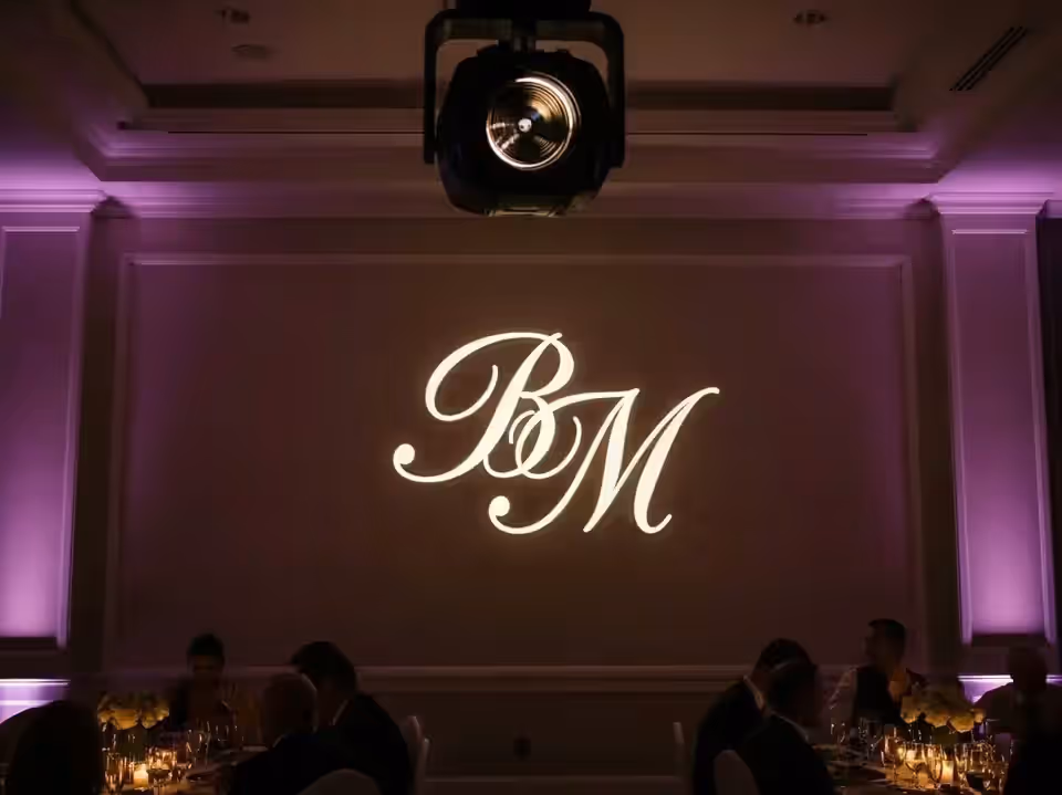 Cabeza móvil spot proyectando monograma de boda en el salón