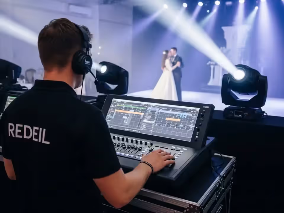 Operador controlando consola DMX durante el primer baile de los novios
