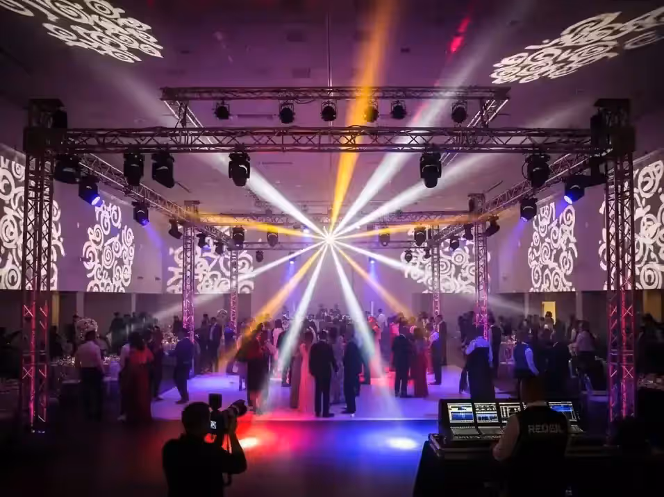 Show de luces con gobos de colores en pista premium