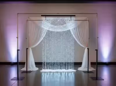 Cascadas de luces LED en arco de ceremonia con tonos morados