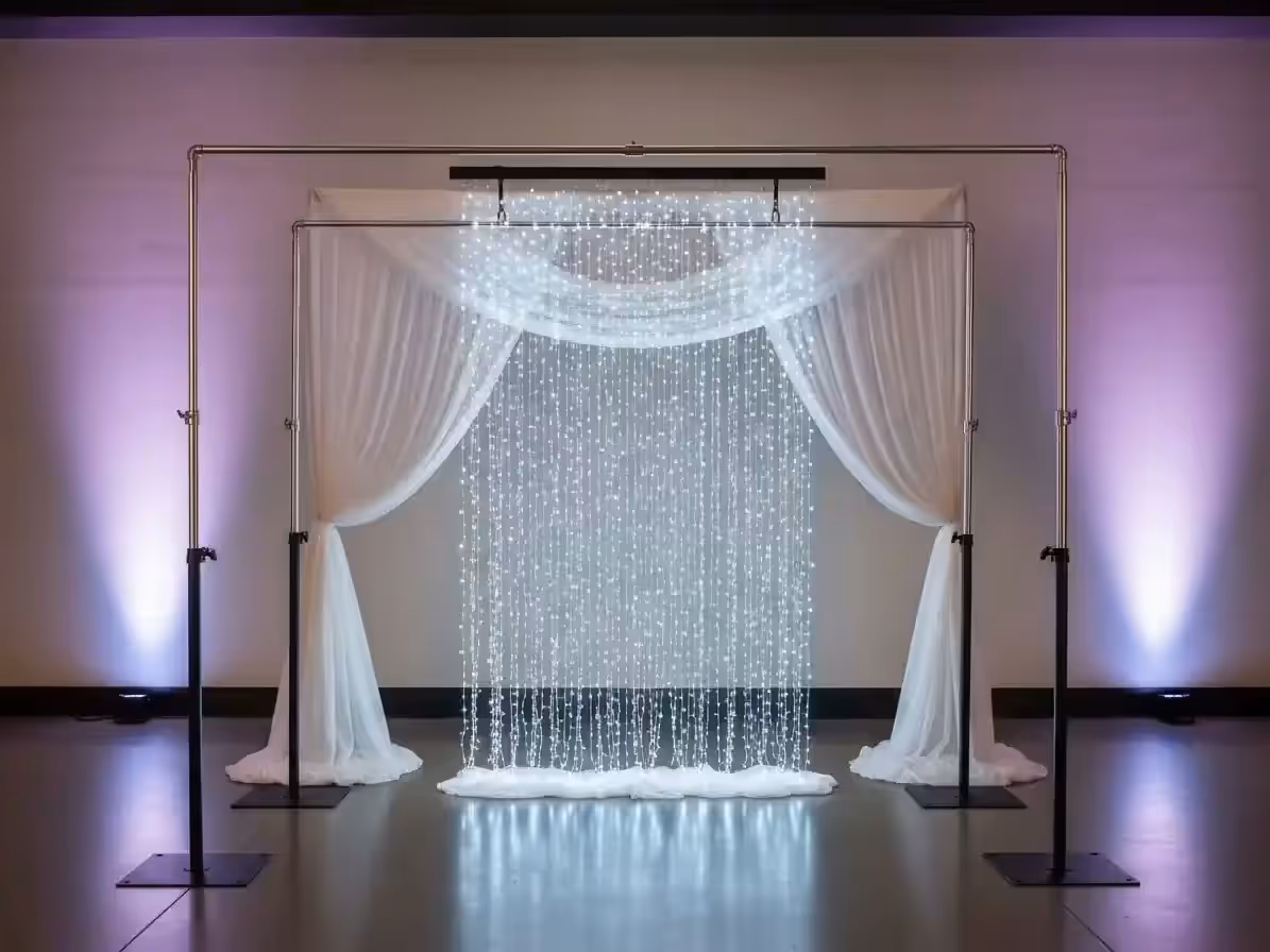 Arco de ceremonia con una cortina LED en morado como fondo de los votos