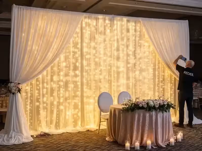 Cascadas LED como backdrop de mesa principal en boda