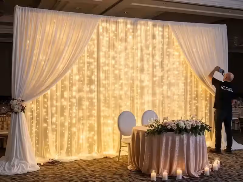 Fondo continuo de cortinas LED detrás de la mesa principal de una recepción