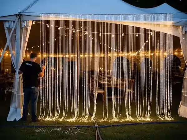Carpa de jardín con cortinas LED montadas sobre truss apoyado en el piso