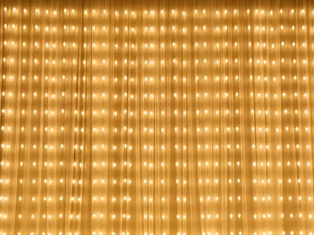 Cortina LED en blanco cálido como fondo de una boda