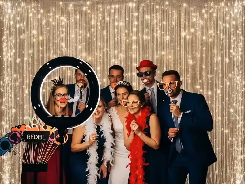 Decoración de salón elegante con cortinas de luz LED a la misma altura