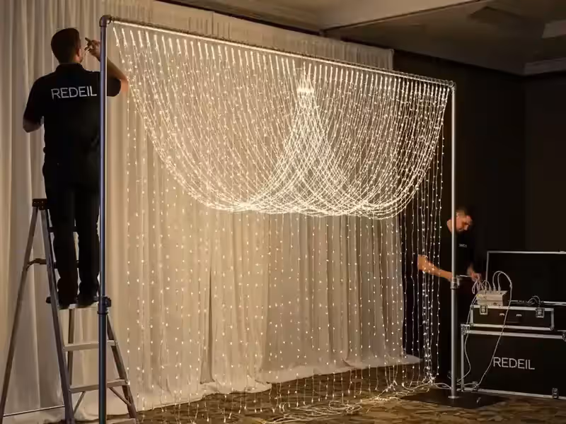 Montaje de la cortina LED con escalera sobre el tubo del truss