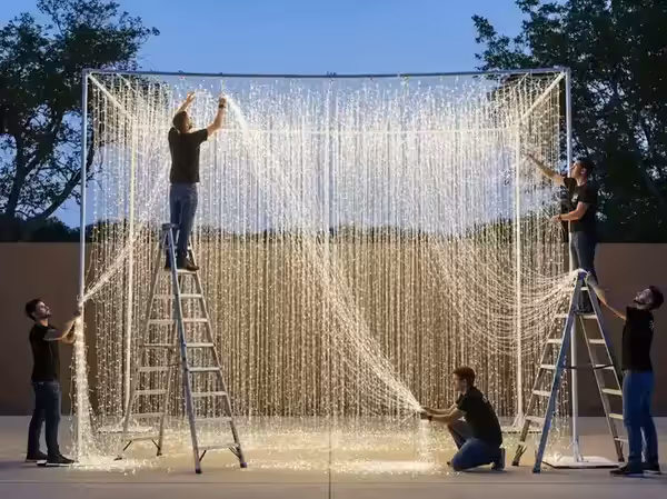 Efecto estrellado de una cascada LED en el fondo de una boda