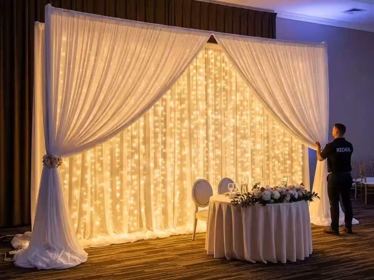 Sweetheart table para dos con cortina de cascada LED detrás