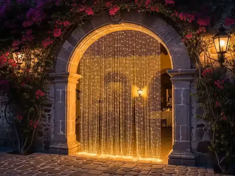 Decoración de boda con cortinas de cascada LED como fondo del salón