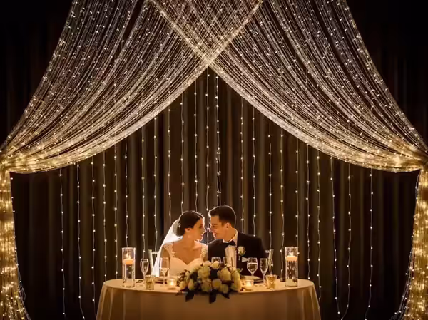 Estructura metálica portátil que sostiene la cortina de luces en una boda