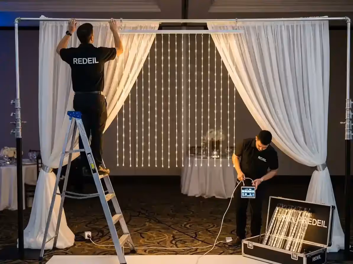 Backdrop continuo de varias cortinas LED alineadas en un evento grande