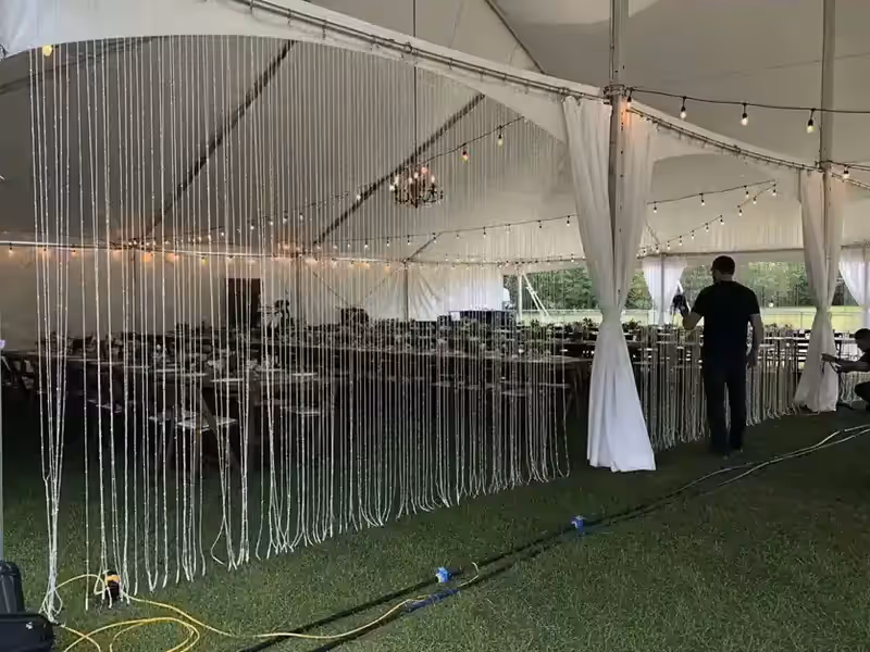 Instalación nocturna de cortina LED lista para el photocall de la fiesta