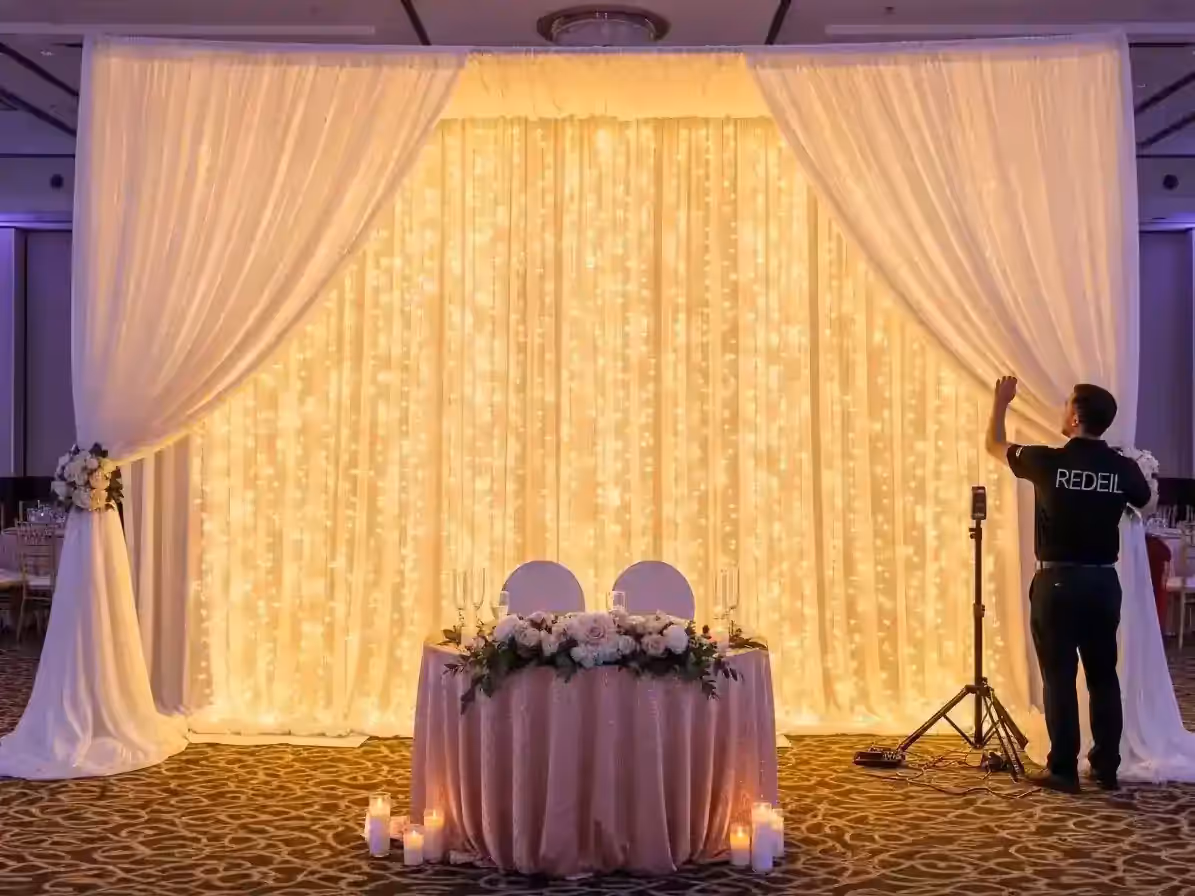 Mesa de novios con ambiente romántico y twinkle encendido atrás