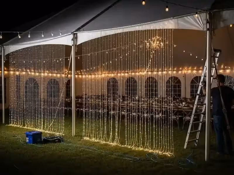 Salón con la luz general baja y las dos cortinas LED encendidas de fondo