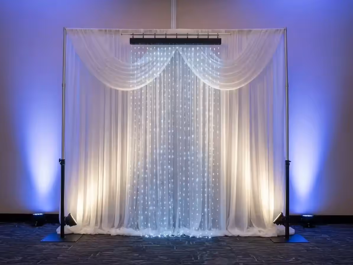 Estructura de truss portátil con cortina LED montada sin tocar la pared del venue