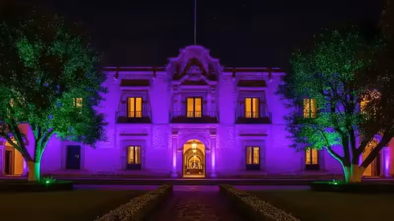 City color iluminando fachada de hacienda en boda