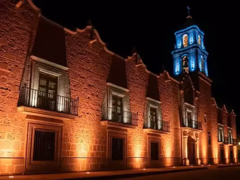 Fachada colonial iluminada en ámbar con cañones LED