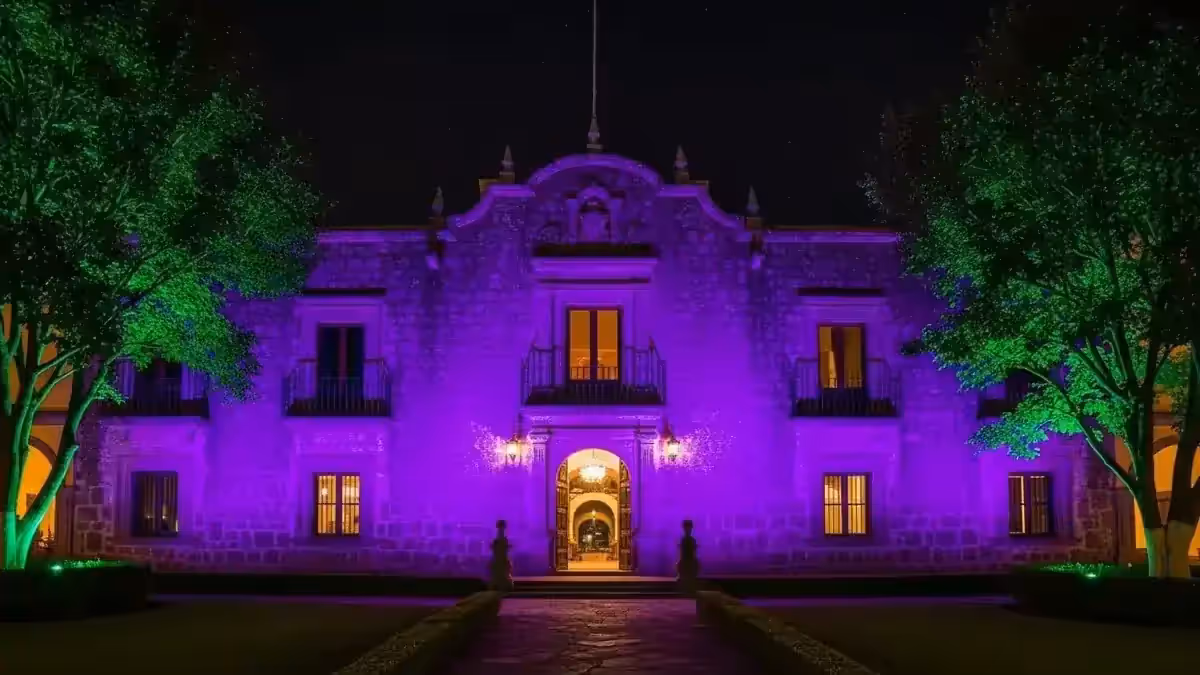 Fachada de hacienda lista para boda con el plano de iluminación ya ejecutado