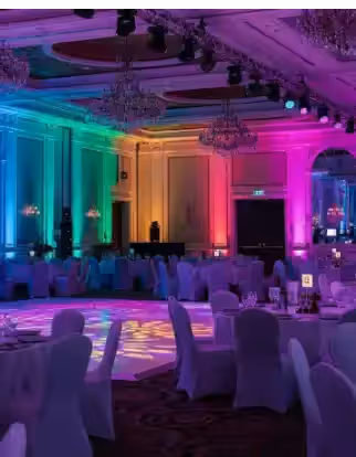 Muro amplio de un venue mexicano bañado con color uniforme de extremo a extremo