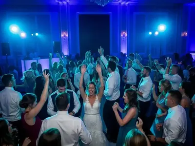 Evento corporativo con iluminación City Color azul institucional