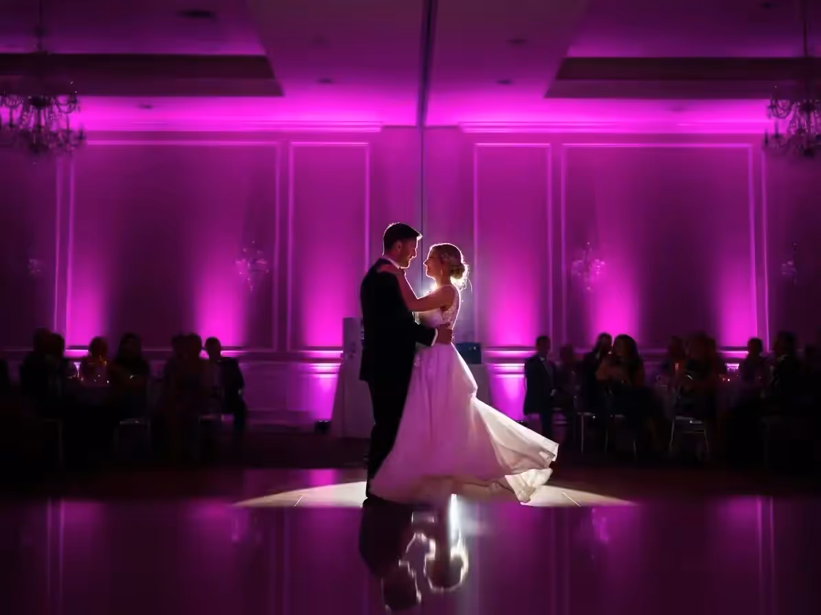 Fiesta de XV años con iluminación magenta