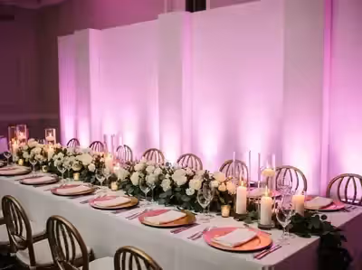 City color iluminando mesa imperial en boda