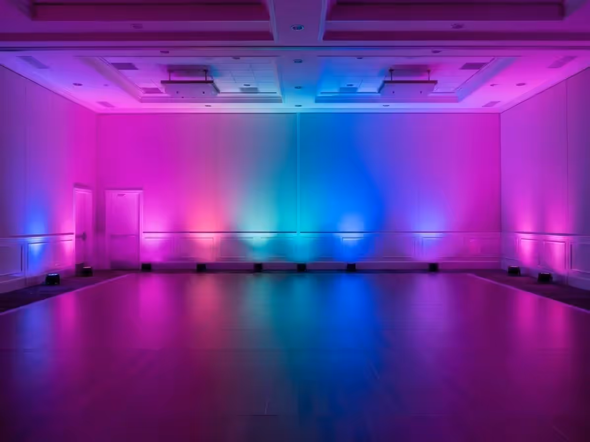 Salón con varias superficies en colores distintos operadas al mismo tiempo