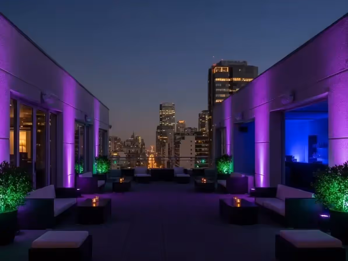 Rooftop iluminado con city color vista nocturna