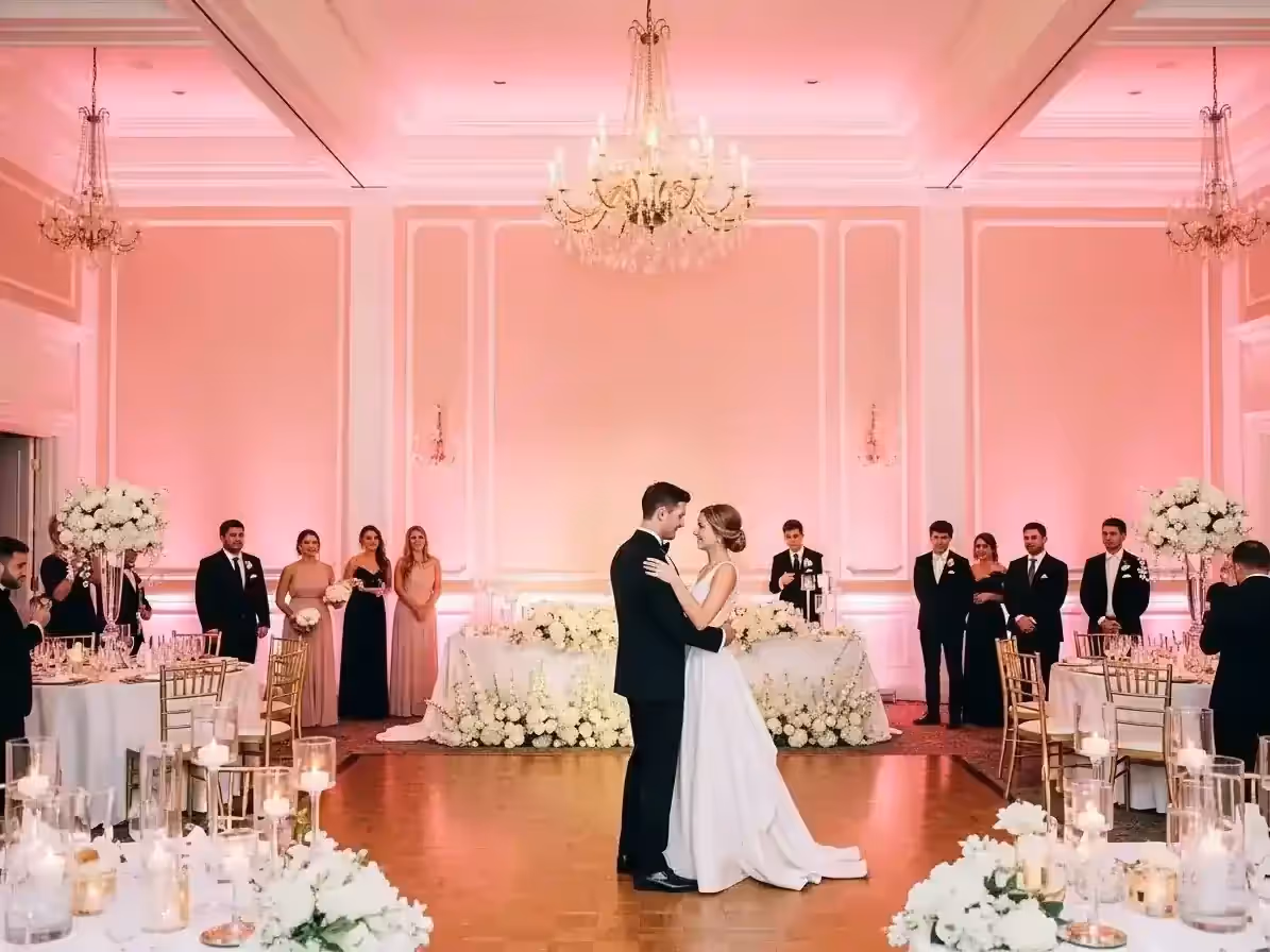 Salón de banquetes con wash ámbar cálido