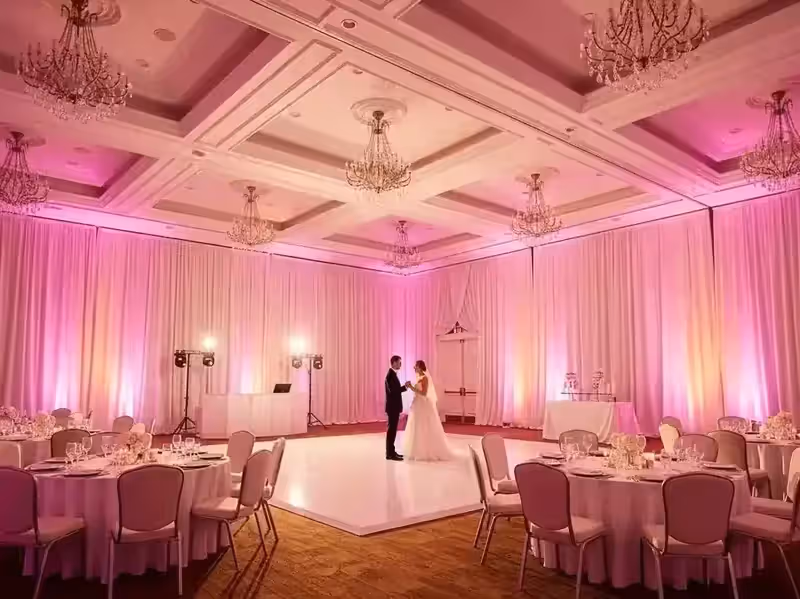 Salón iluminado en rosa con sistema de sonido