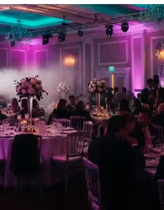 Salón de fiesta con ambiente de color en mesas y rincones