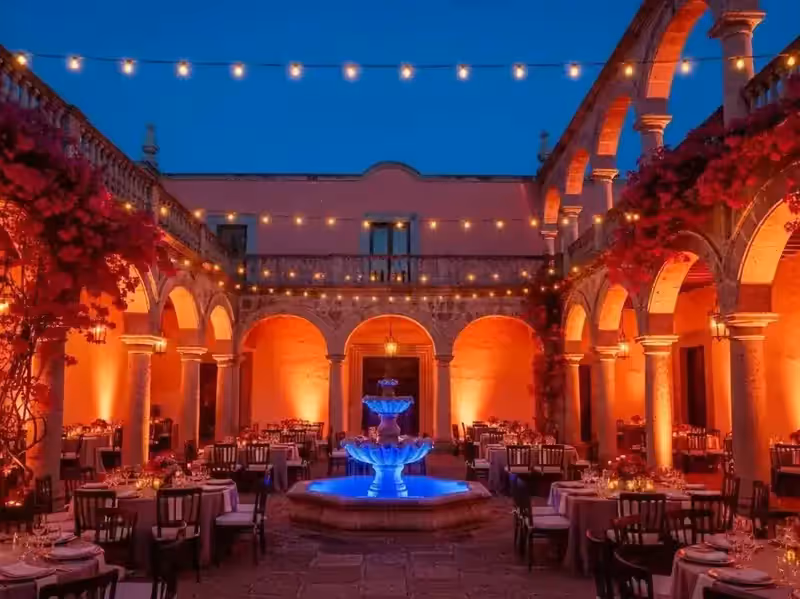 Luces de color en hacienda mexicana para boda