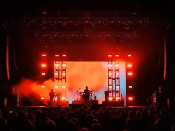 Escenario de concierto iluminado en rojo