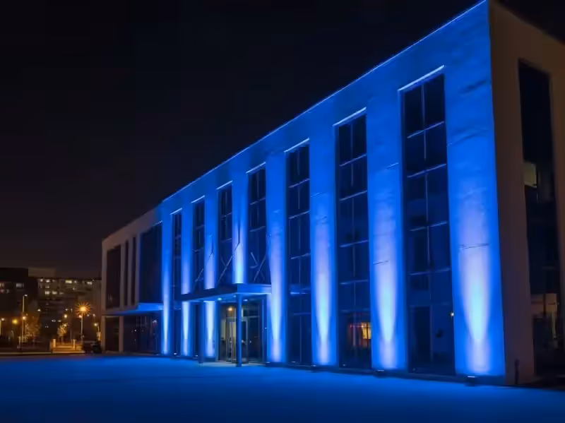 Cañones retirados del edificio para que el haz azul suba por toda la fachada