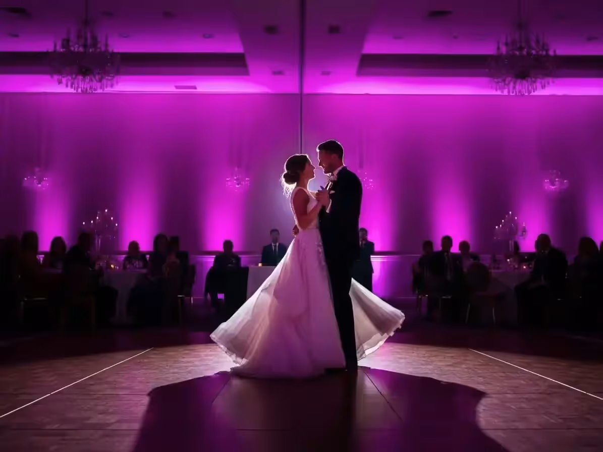 Salón de quinceaños iluminado en morado