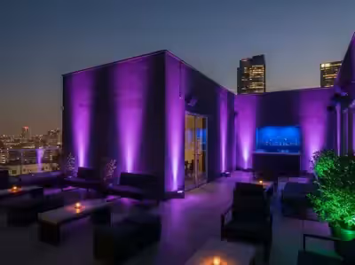 Rooftop de producción en morado con cañones repartidos por el perímetro