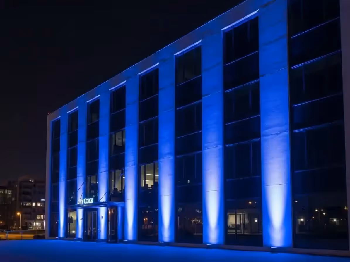 Iluminación de edificio corporativo con energía propia