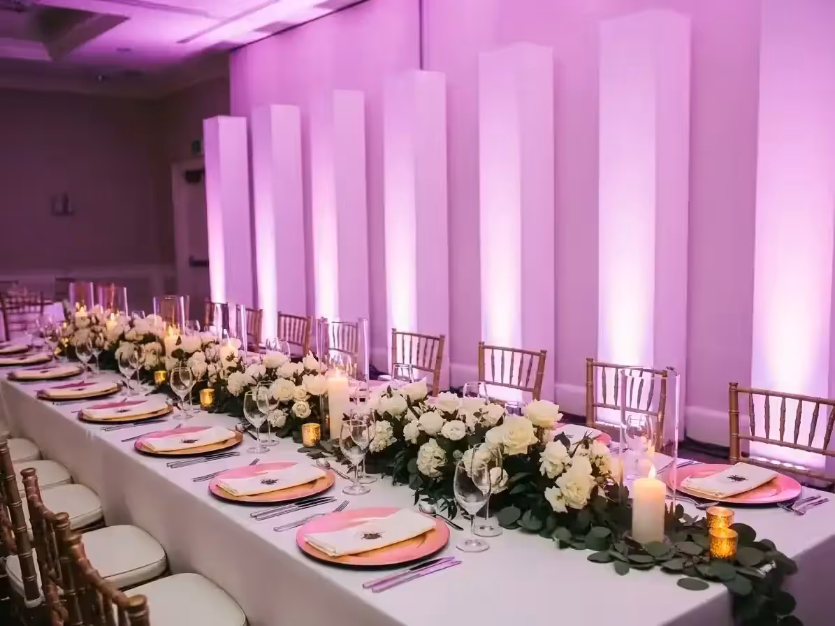 Boda con superficies en tonos pastel logrados con luminarias RGBW