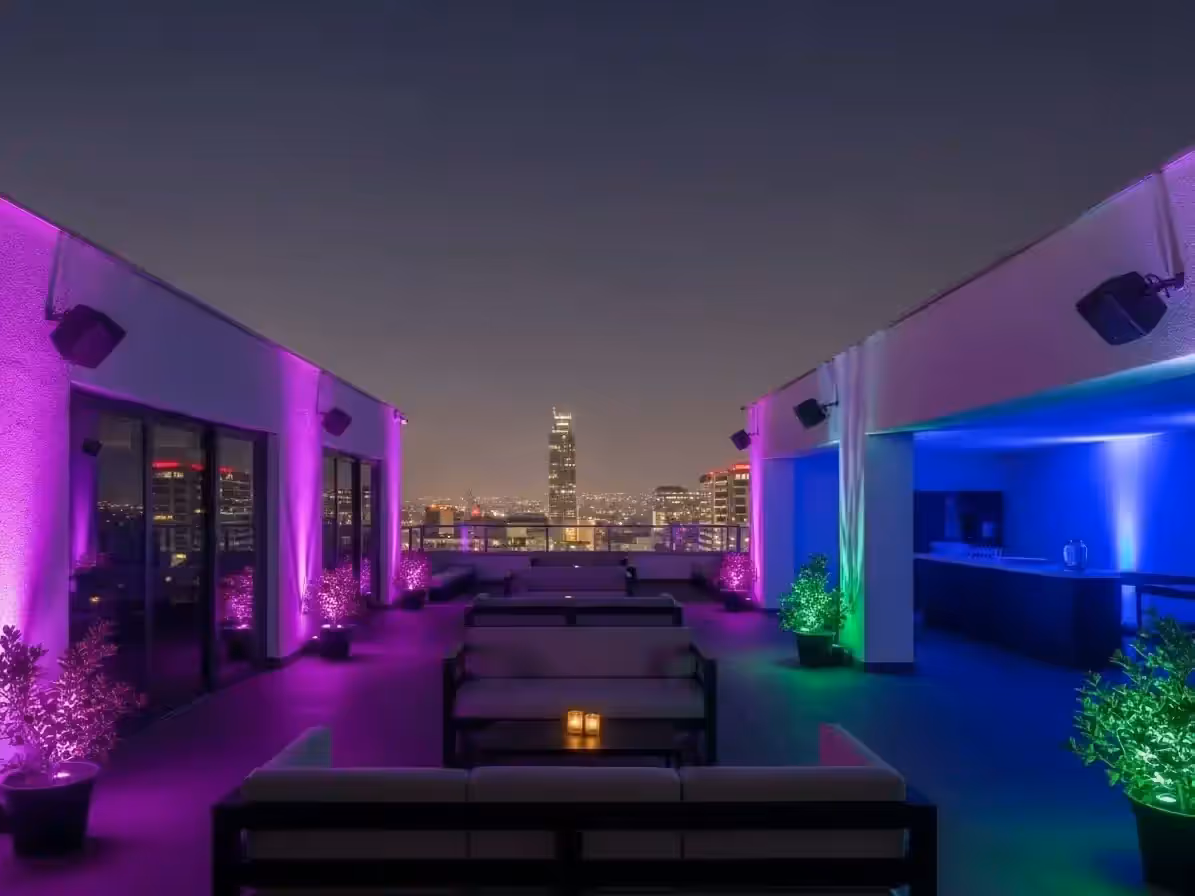 Terraza urbana iluminada con city color