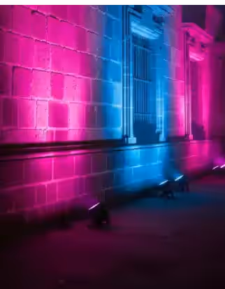 Evento nocturno con el recorrido completo del venue iluminado