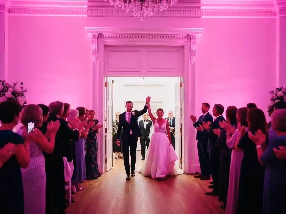 Entrada del salón ambientada en magenta para los novios