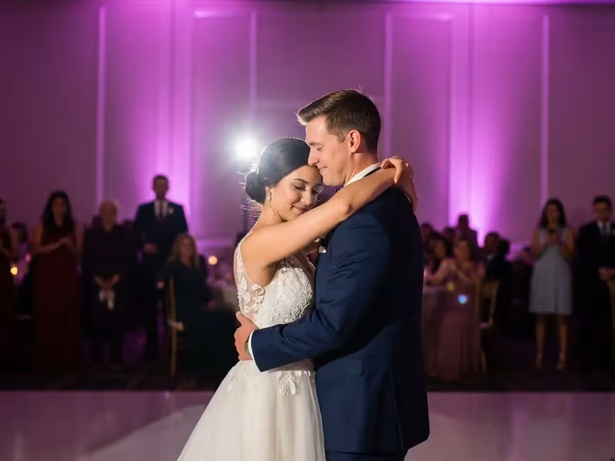 Luces PAR LED magenta ambientando el vals de una boda