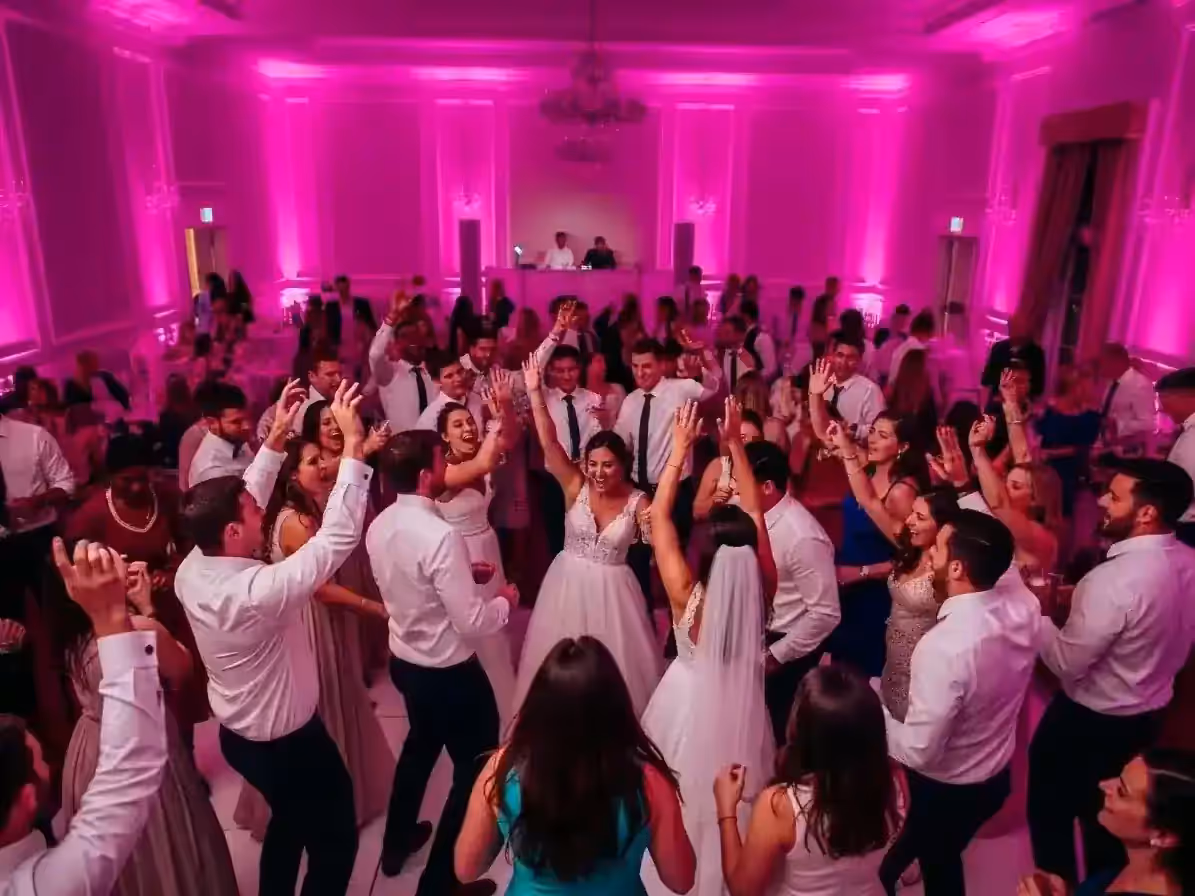 Novios bailando en la zona del salón bañada en magenta